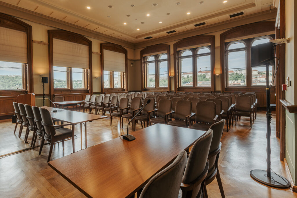 MTA Székház Kisterem előadói asztal